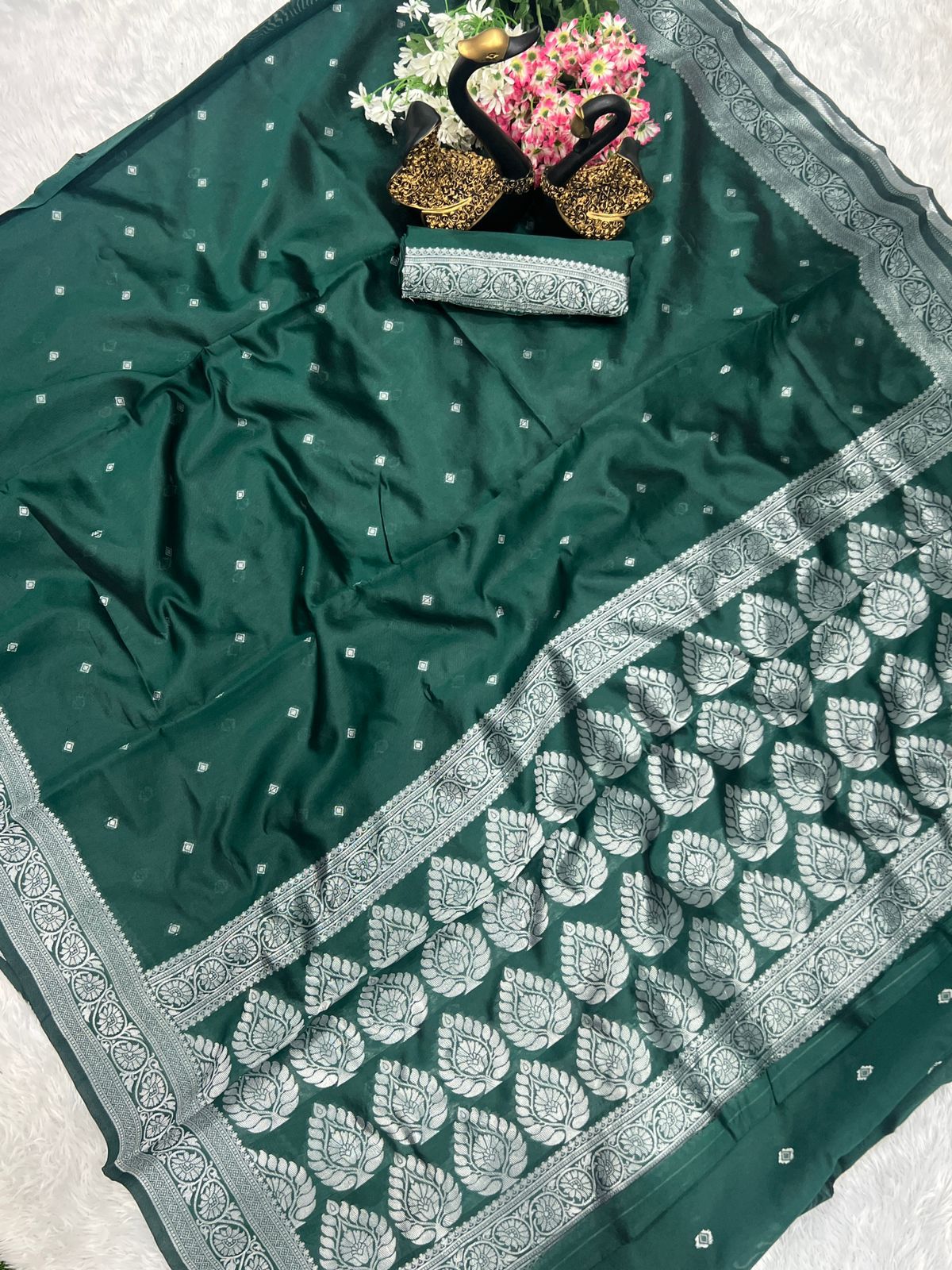 Classic Banarasi Pattern Saree Crafted in Fine Lichi Silk